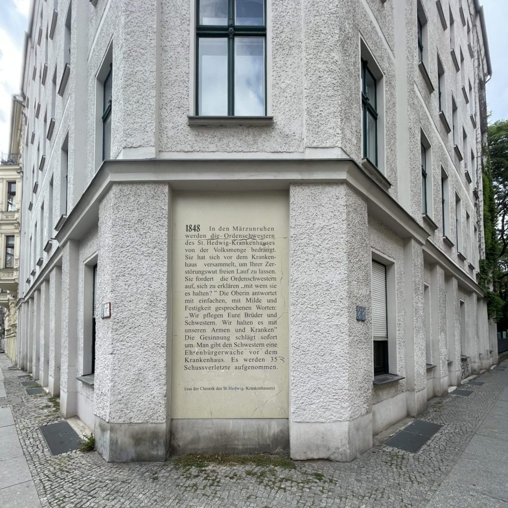 Häuserecke mit Aufschrift zur Erinnerung an die Märzunruhen