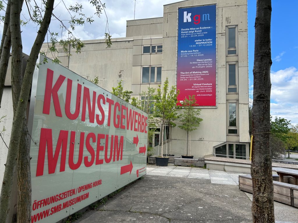 Aufsteller mit roter Aufschrift