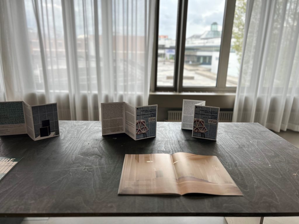 Faltblätter und Magazin auf einem Tisch