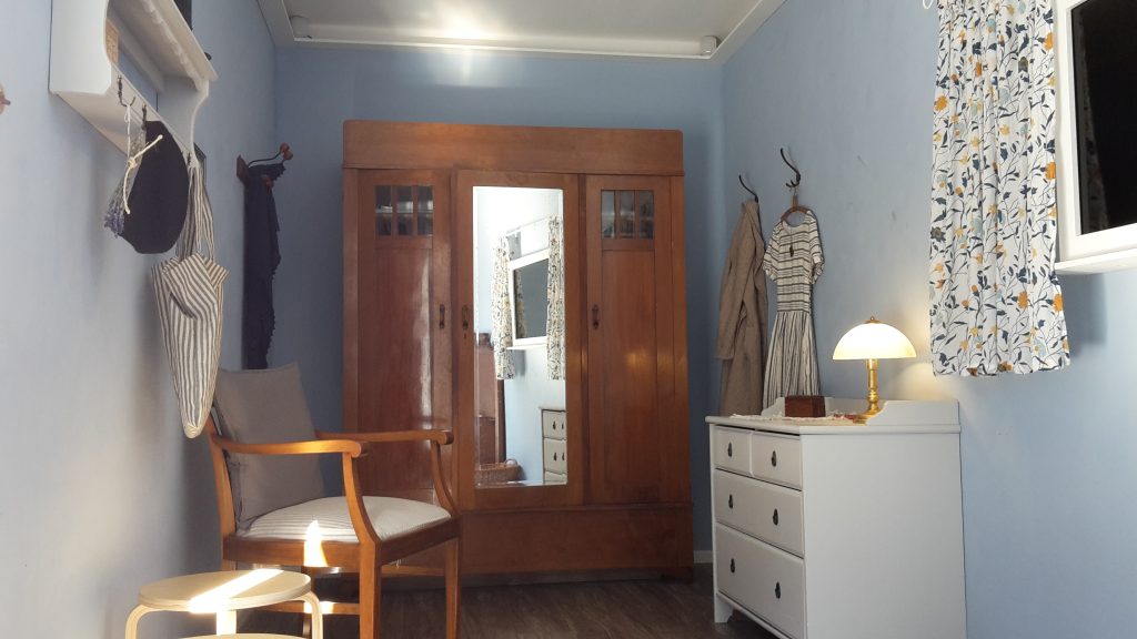 Zimmer mit Kleiderschrank, Garderobe, Kommode