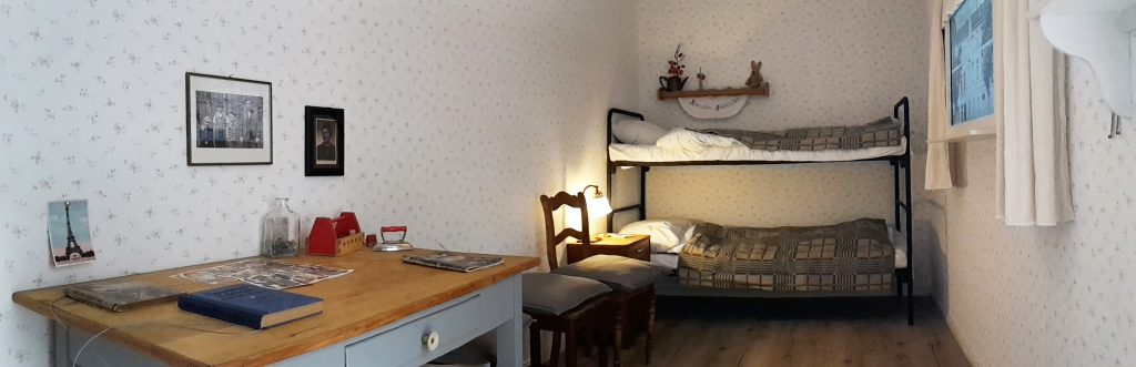 Zimmer mit Schreibtisch und Doppelstockbett