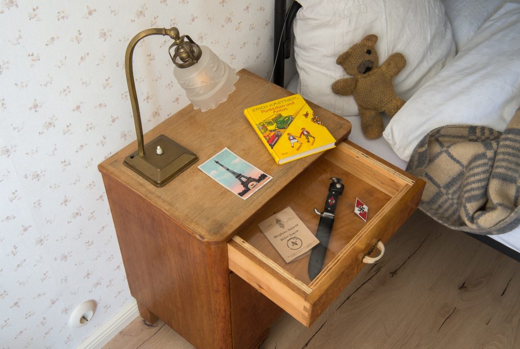 Offener Nachttisch mit