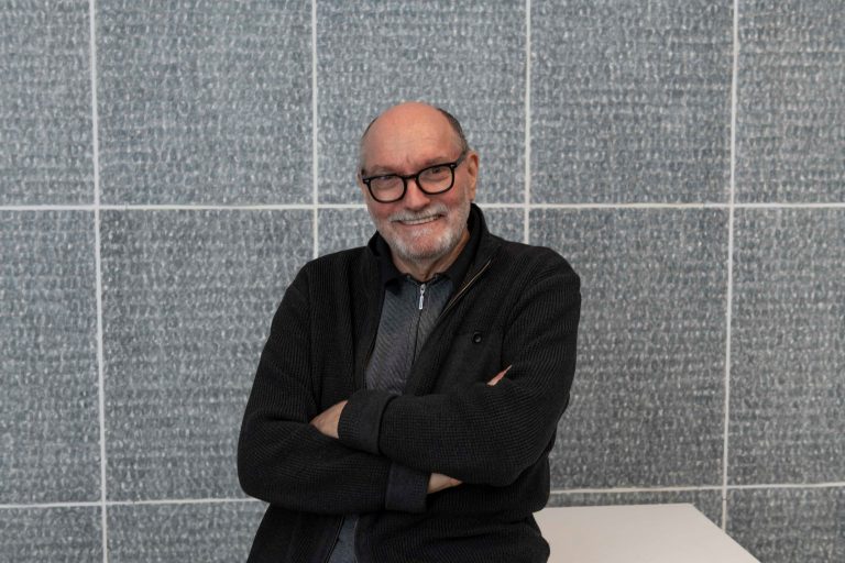 Luc Wolff vor einem seiner Wallpapers. Foto: Ute Müller-Tischler