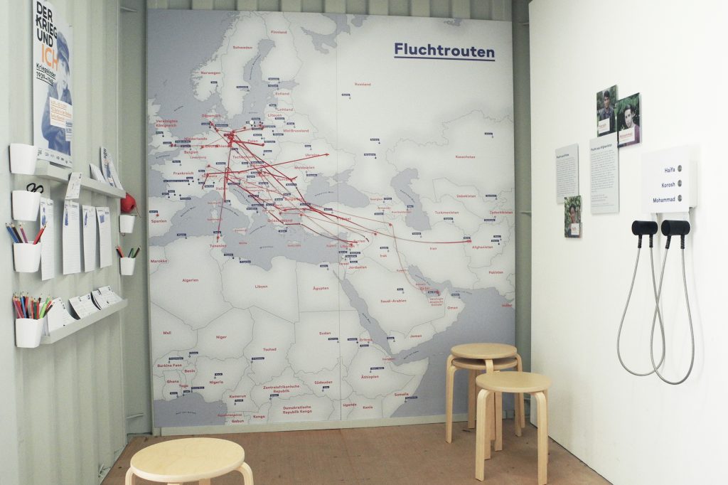 Große Karte von Europa, Asien, Afrika mit gespannten roten Fäden, Überschrift: