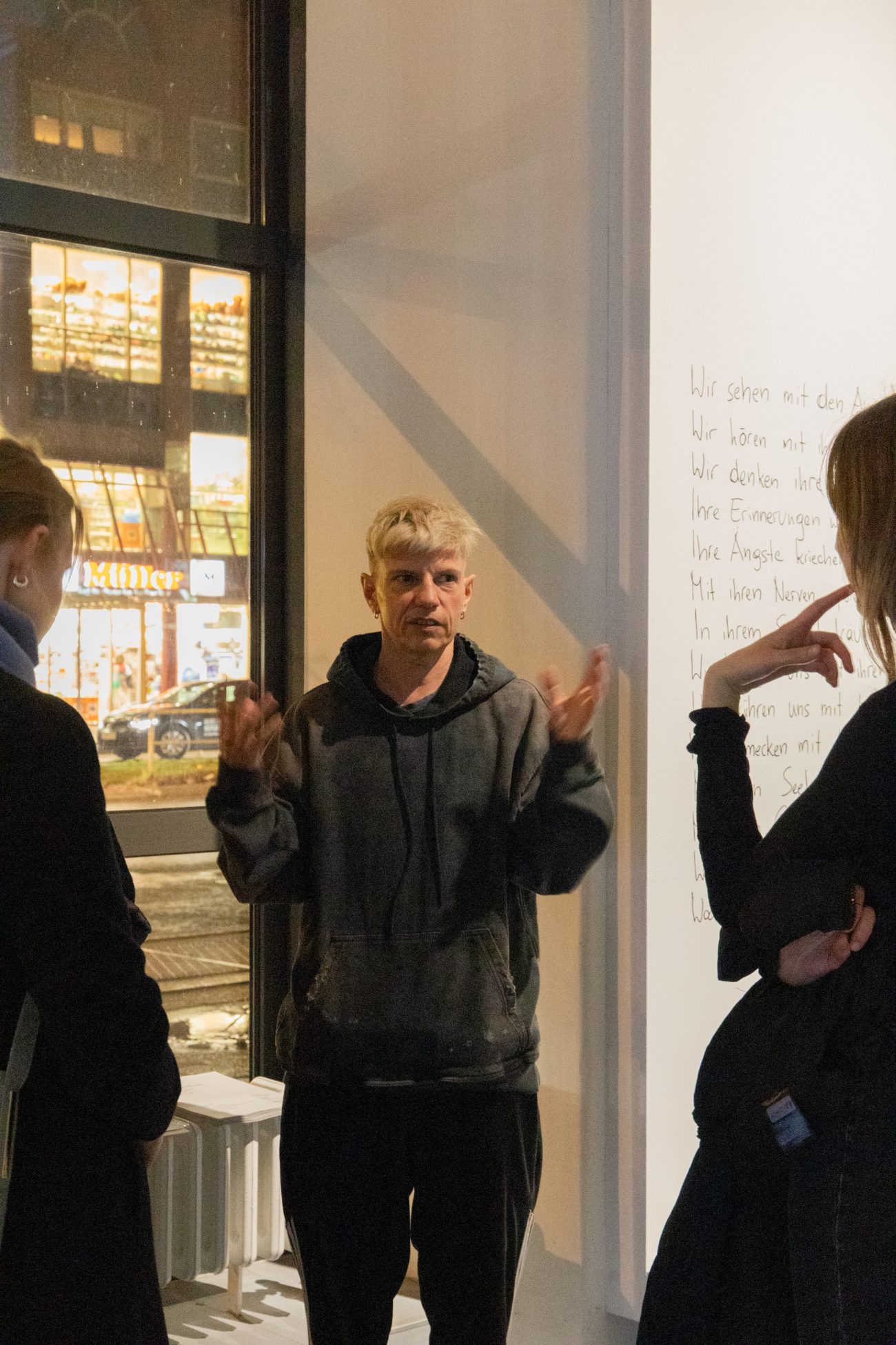 Adam Man im Gespräch während der Eröffnung der seiner Ausstellung am