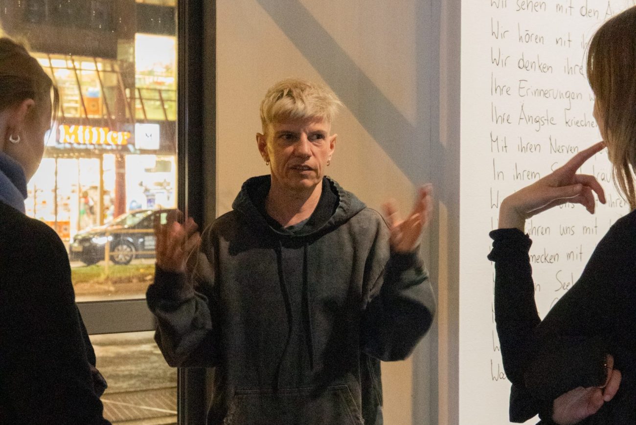 Adam Man im Gespräch während der Eröffnung seiner Ausstellung in der Galerie Wedding. Foto: Wataru Murakami