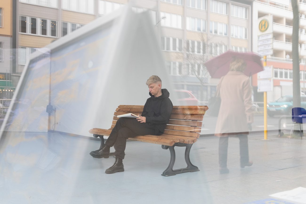 Adam Man schreibt seine Texte in Auseinandersetzung mit dem umgebenden Raum. Foto: Wataru Murakami