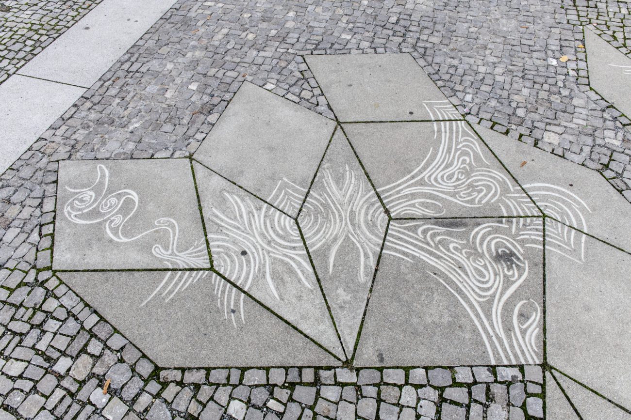 Forbidden Symmetries von Mariana Castillo Deball, Kunst am Bau auf dem Platz am Rathaus Wedding, Foto: Holger Herschel, 2022