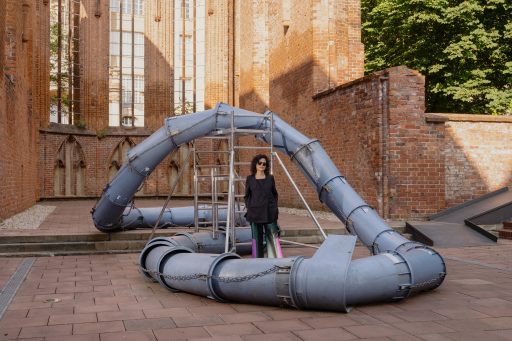 Neda Saeedi mit ihrer Arbeit 