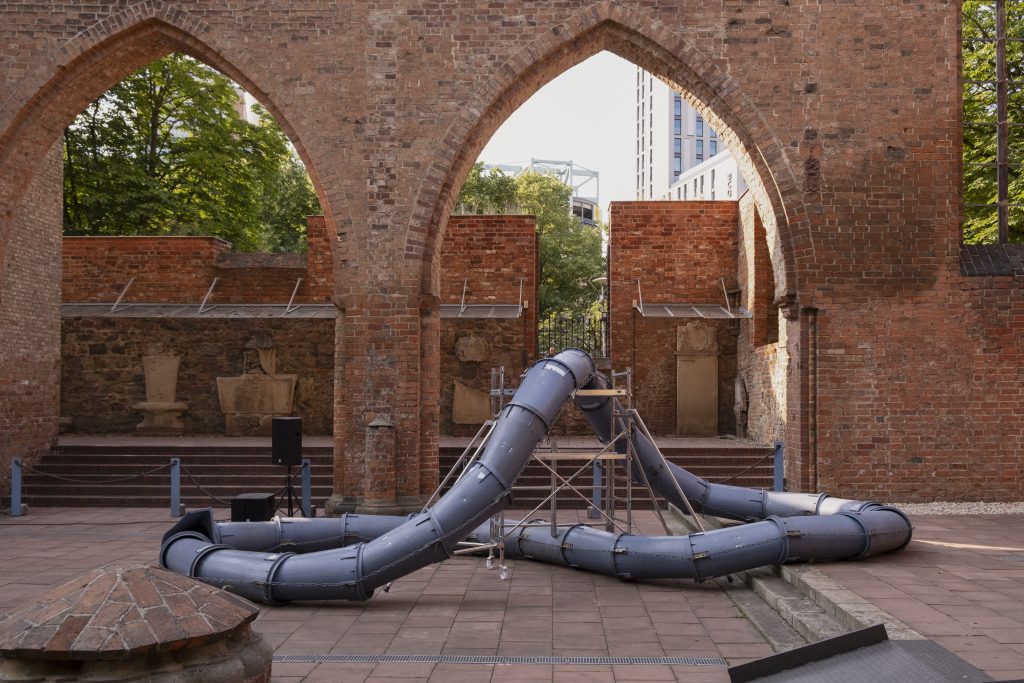 Neda Saeedi mit ihrer Arbeit