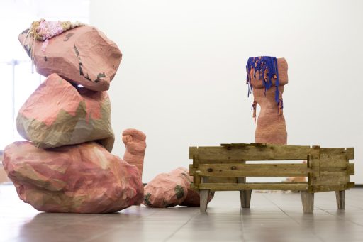 Ausstellungsansicht „Körper Speicher Tempel“;
© Susanne Ring, VG Bild-Kunst, Bonn 2025; Foto: Oliver Möst 