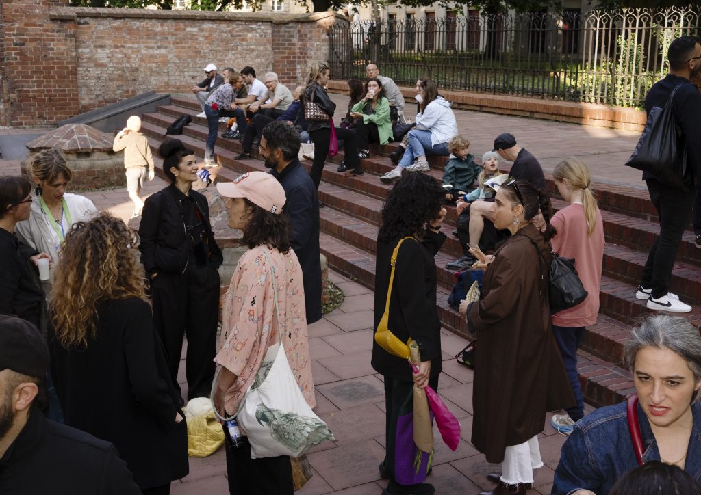 Größere Gruppe von Menschen an einer Steintreppe