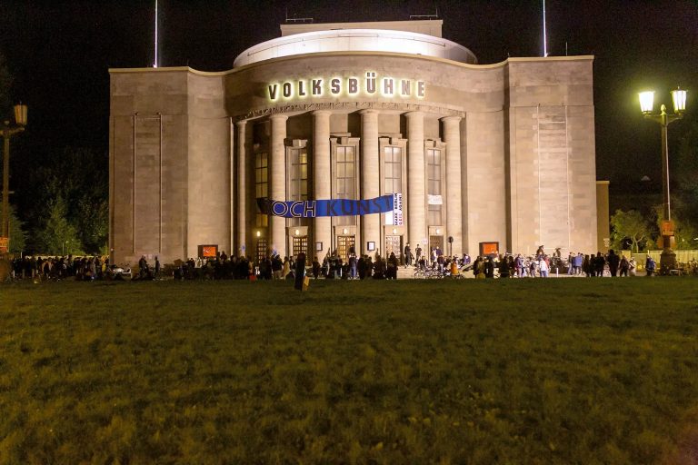 Aussenansicht der besetzten Volksbühne. Copyright: David Balzer/bildbuehne.de