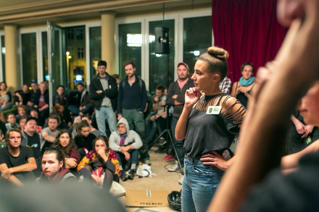 Eine Versammlung von Menschein in einem großen Raum