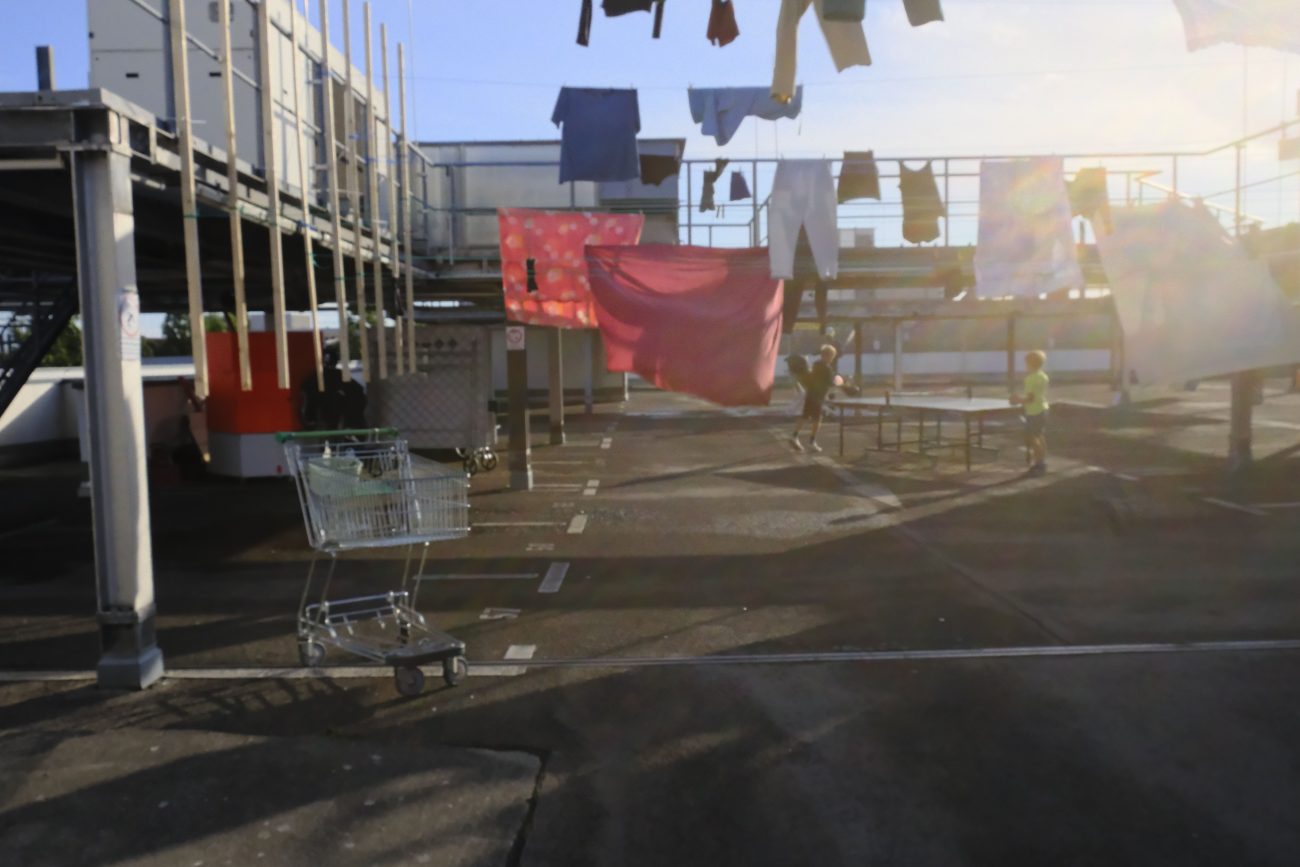 Während die einen den „Hochgarage Laundry Salon“ für eine Waschaktion nutzen, spielen andere lieber Tischtennis. © Operation Himmelblick