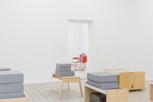 DISLOCATIONS—on the spot, 2025, Installationsansicht, Kunst Raum Mitte. Foto: Jannis Uffrecht