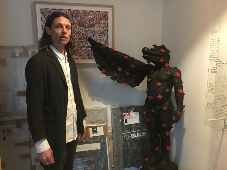 Luca Barberi vor einer Arbeit von Cian Dayrit. Foto: Heimo Lattner
