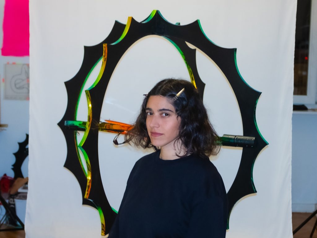 Frau im Halprofil mit halblangen dunklen Haaren