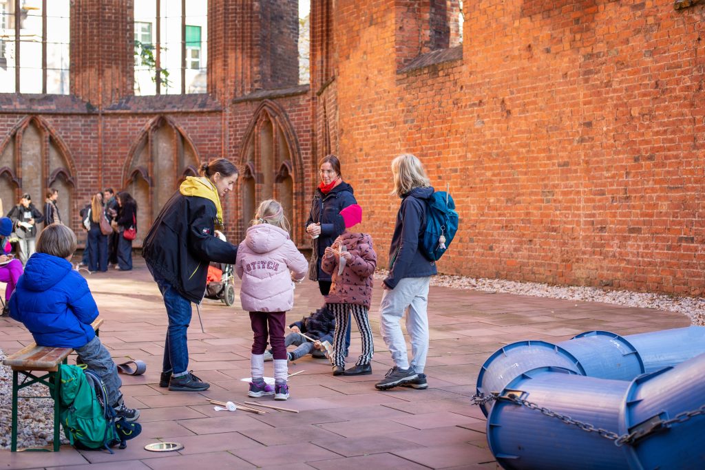 Menschen stehen in einer Kirchenruine