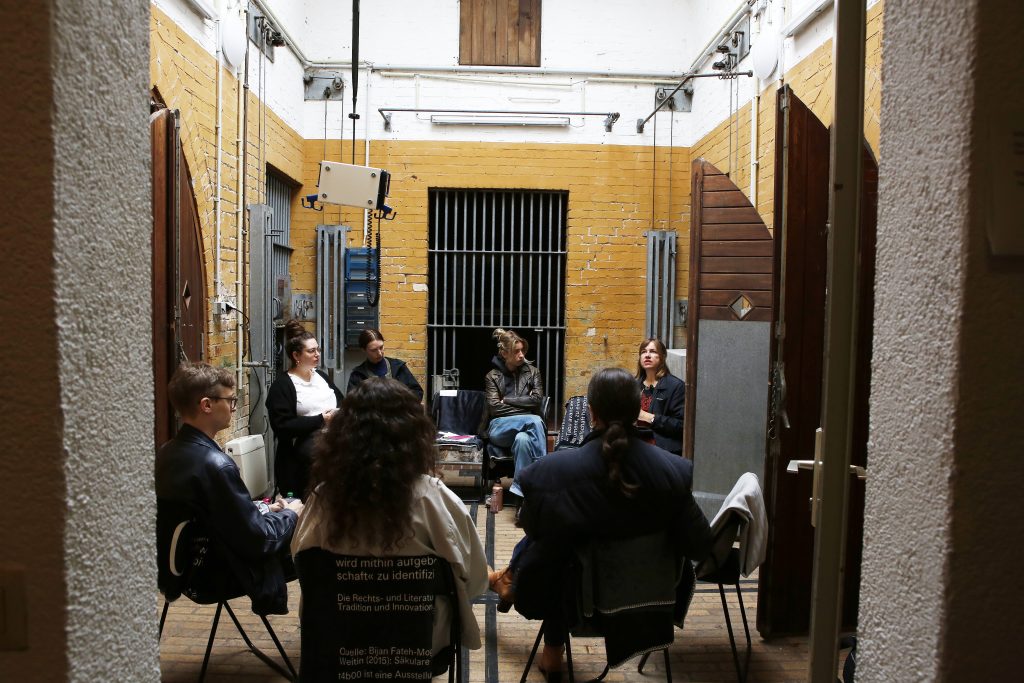 Gruppe im Stuhlkreis in einem TIergehege