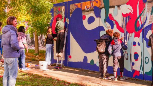 Malen des Murals im Rahmen von Re_membering the Protection of Purpose. Foto Ese Xzen