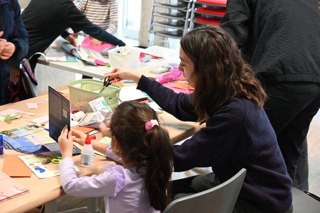 Kinder basteln an einem Tisch