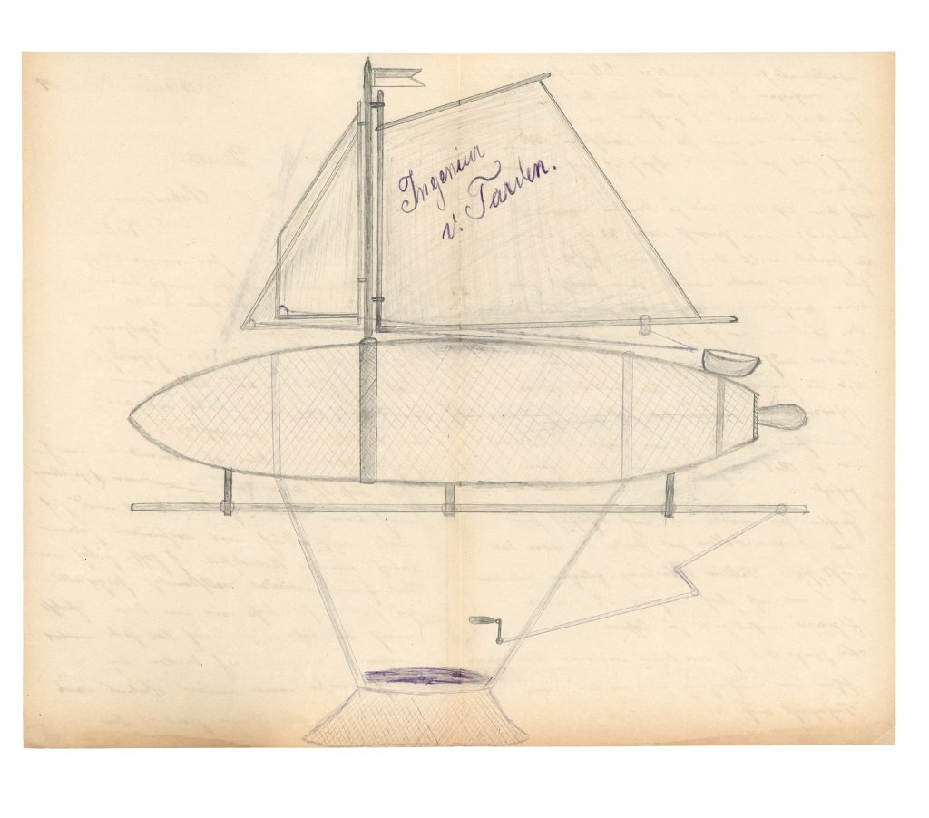 Bleistiftzeichnung eines torperdoförmigen Objekts mit darauf befestigtem Segel. Das leicht vergilbte Papier ist auf der Rückseite beschrieben, die Schrift scheint durch.