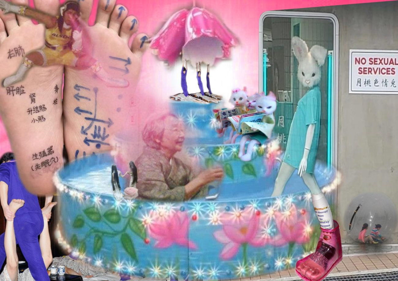 Collage in Pink- und Blautönen: Großformatige Füße mit Meridian-Markierungen, eine ältere Frau in einem dekorativen Fußbad, comicartige Figuren sowie ein Hase im Klinikflur vor einem Schild mit der Aufschrift „No Sexual Services“.