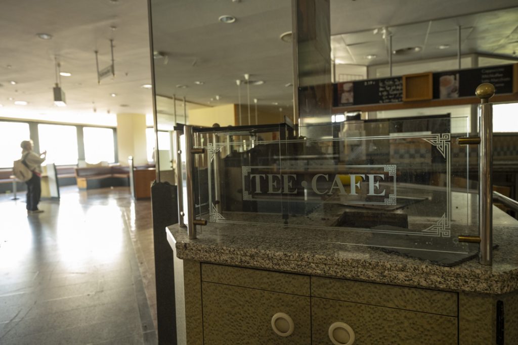 Theke mit Aufschrift