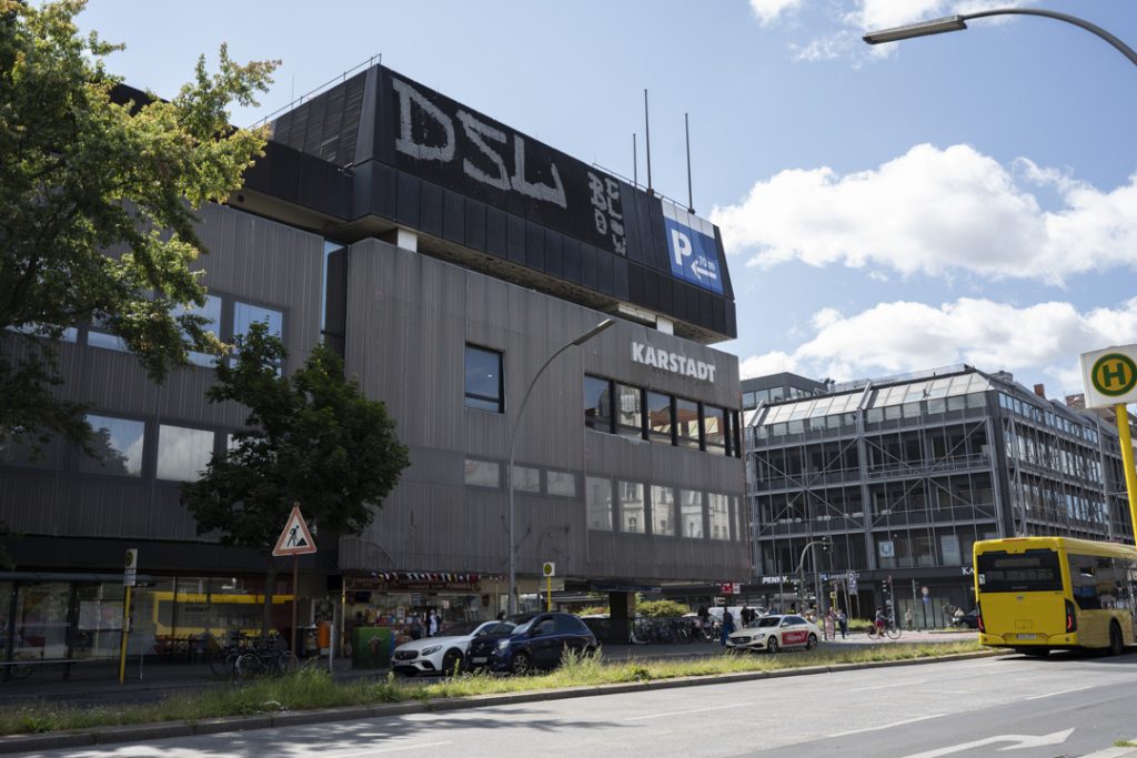 Großes Gebäude mit Aufschrift