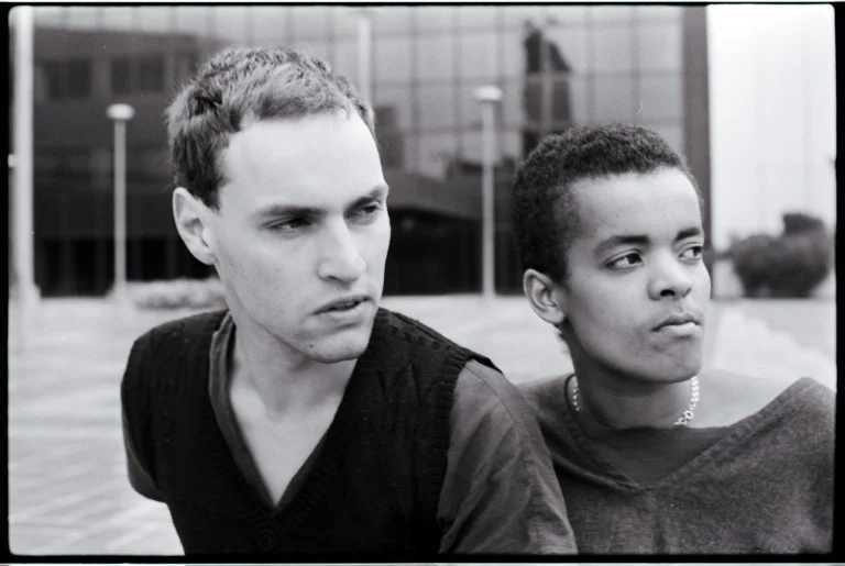 Zwei Menschen in Nahaufnahme schauen nach links