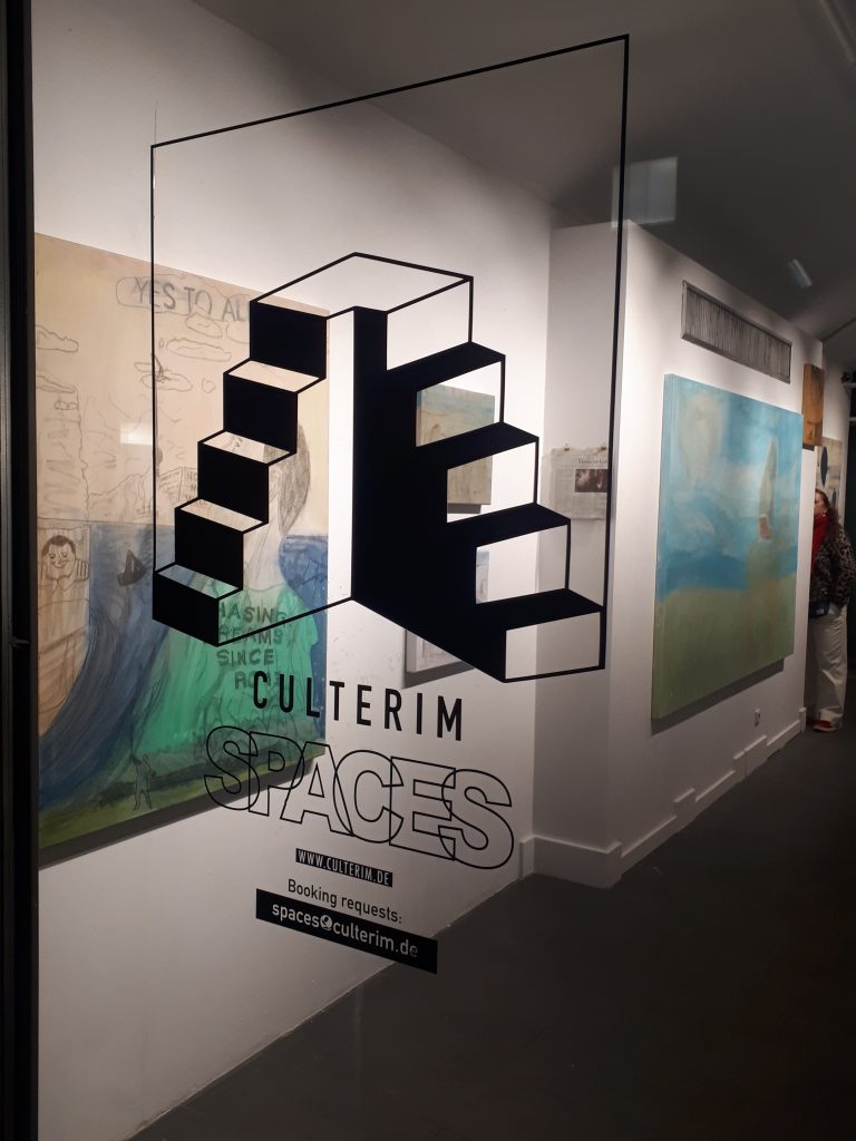 Culterim-Logo aus zwei ineinander verschränkten Treppen auf einer Glasscheibe