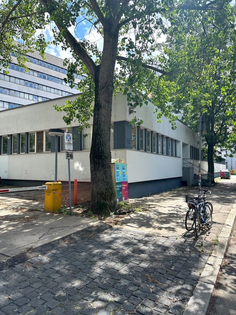 Weißer Flachbau in der Sonne