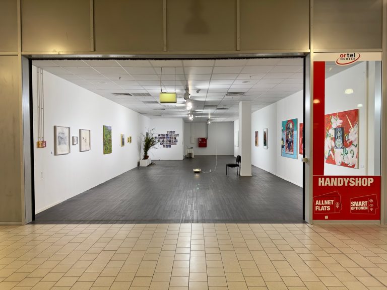 Einer der ungewöhnlichen Kunstorte von Culterim: Ein ehemaliger Handyshop am Gesundbrunnen. Foto: Dennis Gegenfurtner