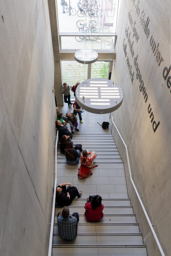 Menschen sitzen auf einer Treppe
