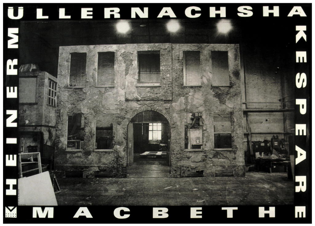 Hausruine mit Beschriftung Macbeth, Heiner Müller nach Shakespeare