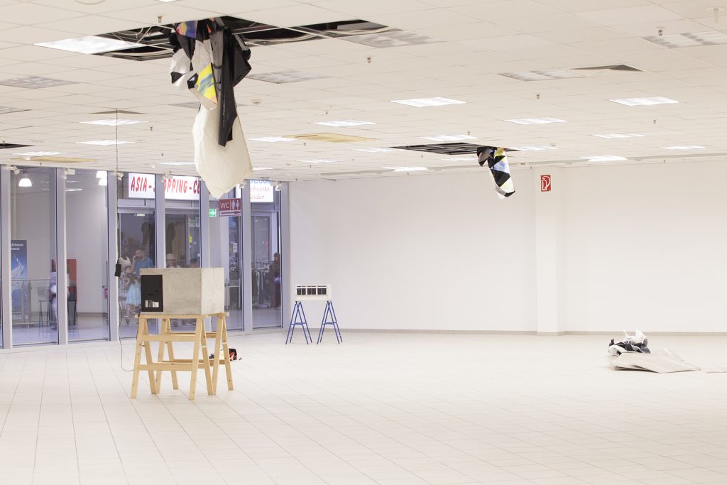 Weißer Raum mit darin stehenden Kunstobjekten