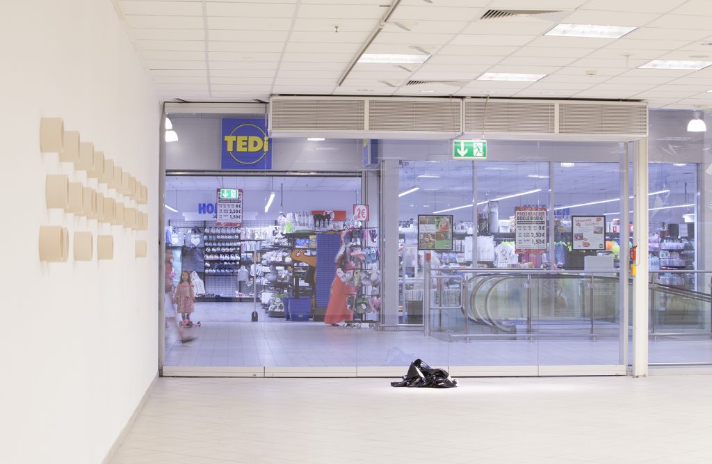 Weißer Raum mit Blick auf ein Tedi-Geschäft
