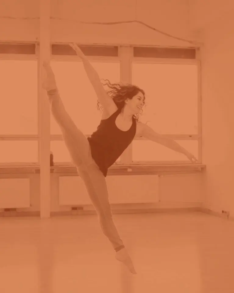 Person tanzt im Spagat