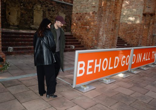 Nazanin Noori, Eröffnung, BEHOLD GOD IN ALL THAT EXISTS IN HIS NAME, Klosterruine, 2026, Foto: Piotr Pietrus