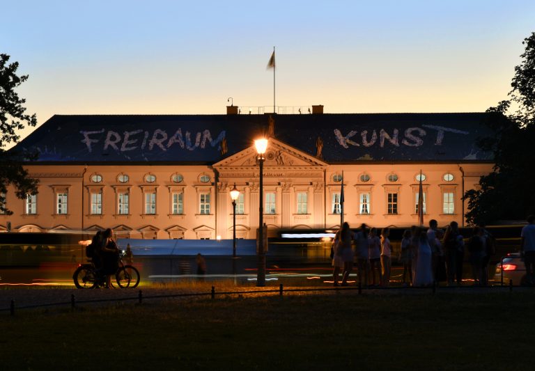 Nachtansicht des Schlosses Bellevue während der Ausstellung „FREIRAUM KUNST. Akademie der Künste goes Bellevue“, Schloss Bellevue, 13.–28. Juni 2026. © Marcelina Wellmer