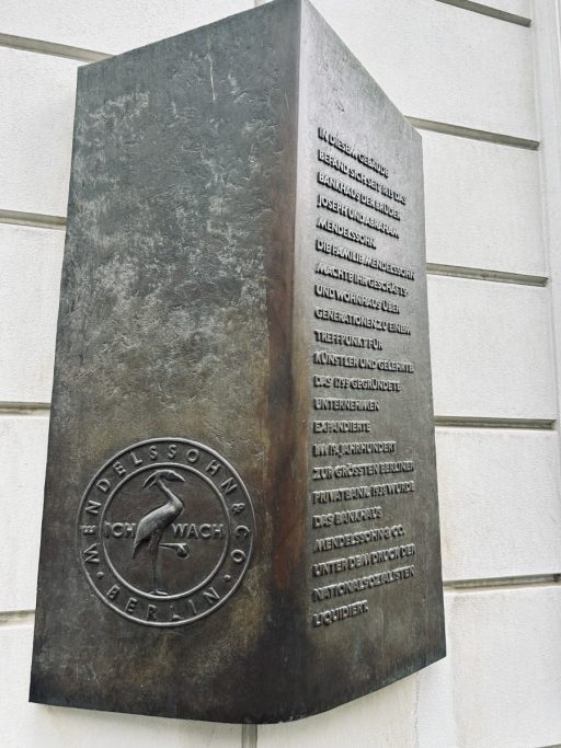 Gedenktafel am ehemaligen Bankhaus Mendelssohn. 
Foto: Nirit Ben Joseph